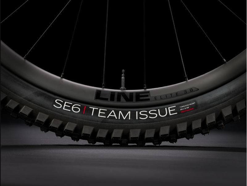 Trek Slash 9.8 XT Gen 6 Full Suspension Mountain Bike 2024 in Daintree Green-6